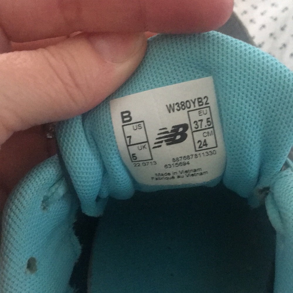 NEW BALANCE 380 athletic shoes size 7 gently used, clean, no stains - Picture 4 of 8